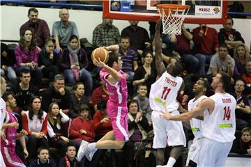 Jared Jordan (L) von den Telekom Basket Bonn auf dem Weg zum Korb. Foto: Janos Bugany/Archiv
