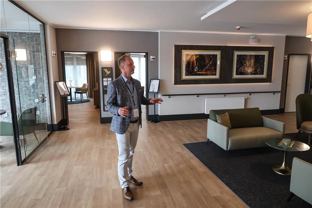 Jarek Belling ist Geschäftsführer der Residenz Phoenixsee und hat die Gäste der Eröffnung durch das Haus geführt.