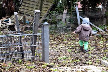 Jaron (22 Monate) erkundet den Garten. Der sieht seit dem Sommer aus wie ein Schrottplatz.