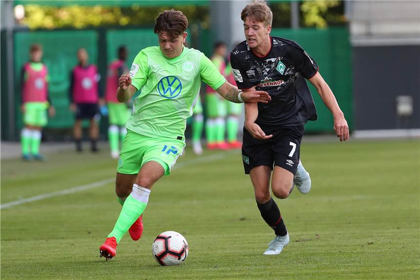 Bruder von BVB-Star schnuppert Profi-Luft bei Werder Bremen Jascha Brandt (r.), Bruder von BVB-Profi Julian Brandt, darf bei den Profis von Werder Bremen mittrainieren.