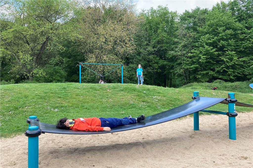 Riesige Spiel-Landschaft mit viel Grün, Wasser und Geschichte im Video-Check Jasha (11) und Lara (7) haben den Spielplatz im Fredenbaum ausgiebig getestet.