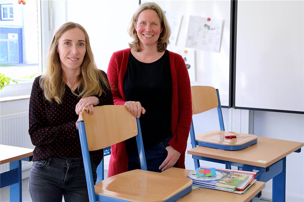 „Diese Schule ist anders“: Neue Schulleiterinnen in der Haard-Klinik Jasmin Böhm (l.) und Nadine Schäpers stehen in einem Klassenraum.