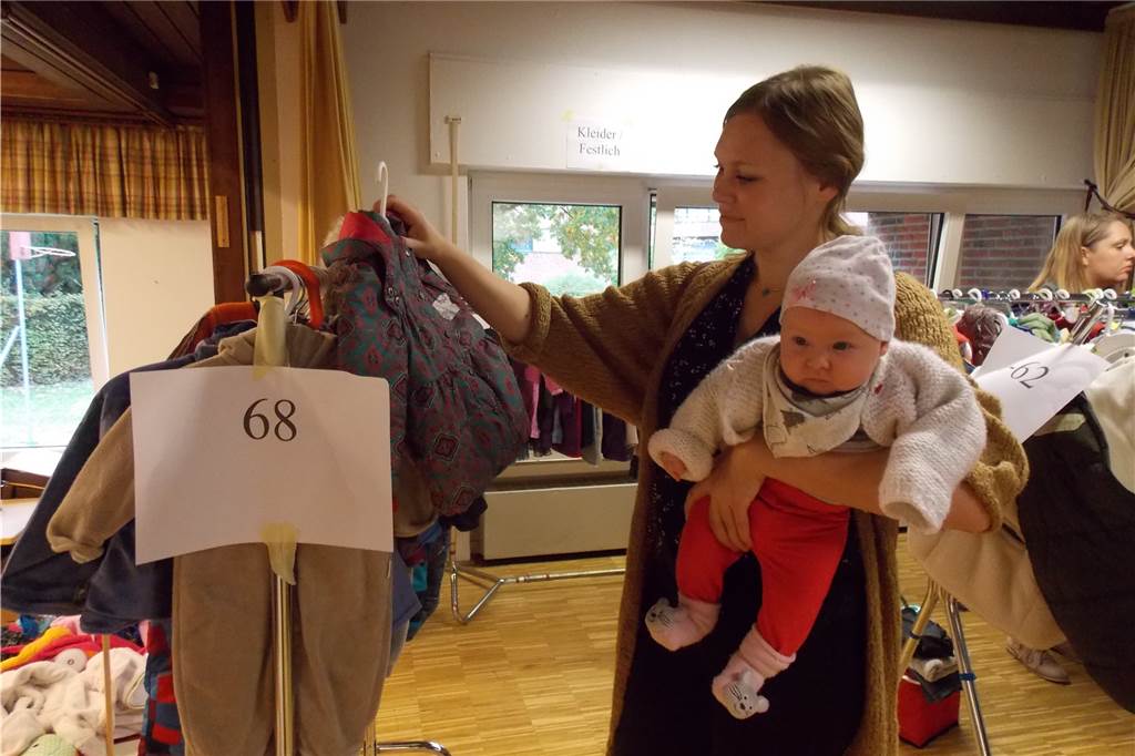 Verführerische Preise und prall gefüllte Einkaufstaschen Jasmin Bundesmann war aus Steinfurt angereist, um nach Kleidung für ihre Tochter Alva zu schauen.