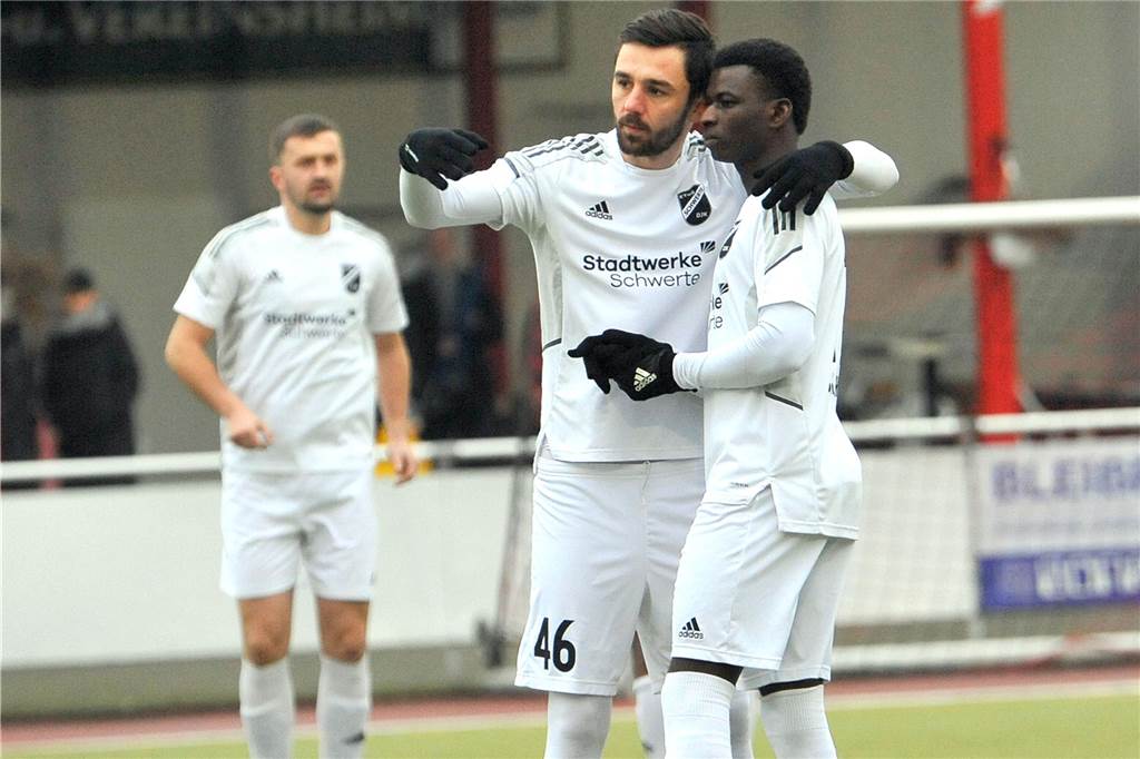 Jasmin Smajlovic (li.) und Karafe Traore sind zwei Winter-Neuzugänge des ETuS/DJK Schwerte.