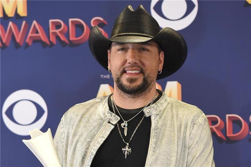 Jason Aldean zum „Entertainer des Jahres“ gekrönt Jason Aldean mit seinem Preis als „Entertainer des Jahres“ bei der Verleihung der Country Music Awards. Foto: Jordan Strauss