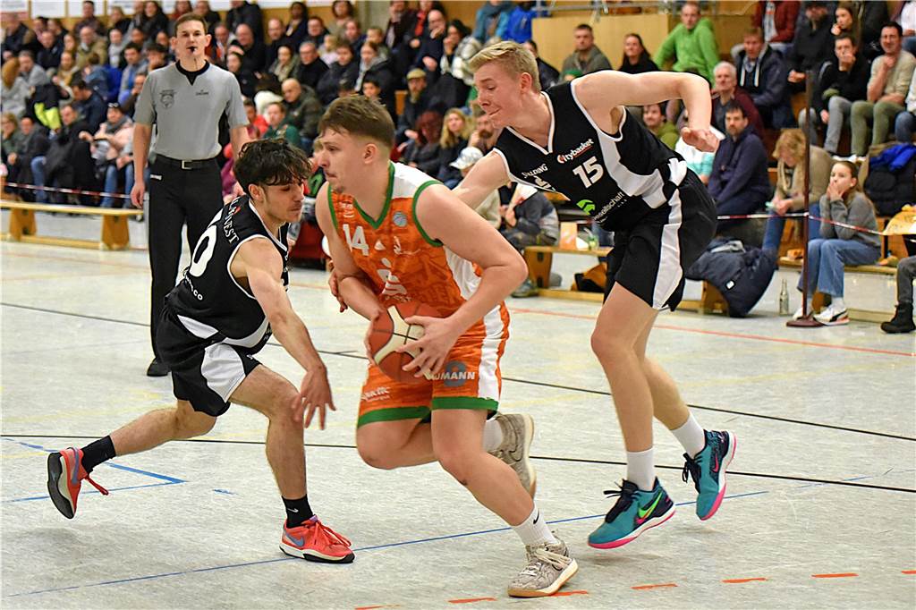 BG Dorsten gewinnt das Vestderby gegen Citybasket: Franjo Lukenda hat aber Grund zur Kritik Jason Fabek am Ball