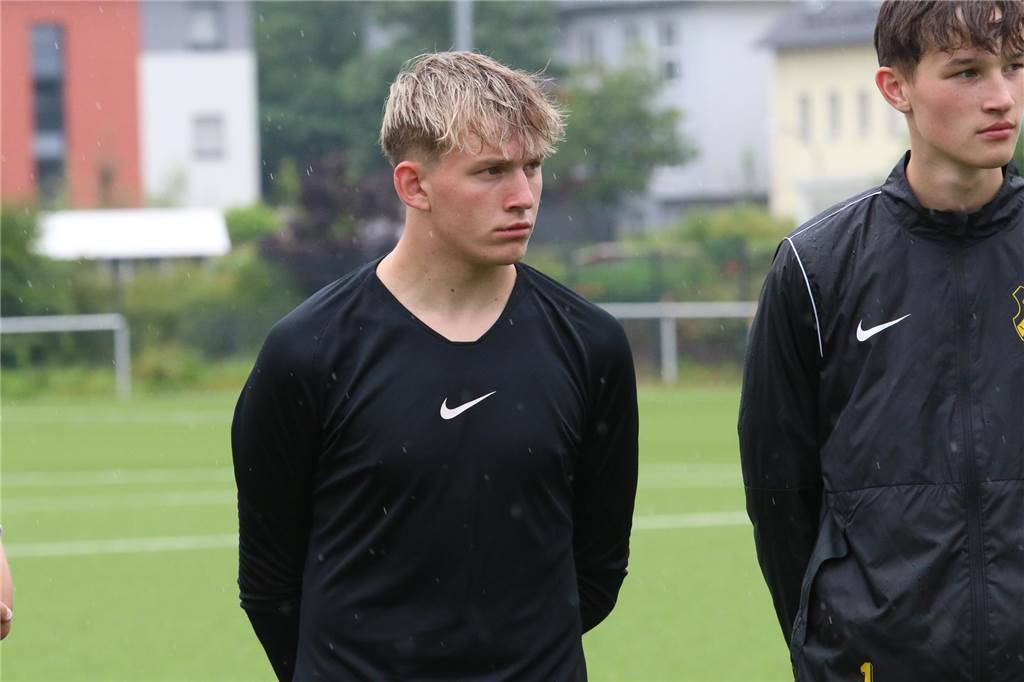 Jason Fuhrmann hört aufmerksam den Ausführungen von Trainer Benjamin Gottstein zu,
