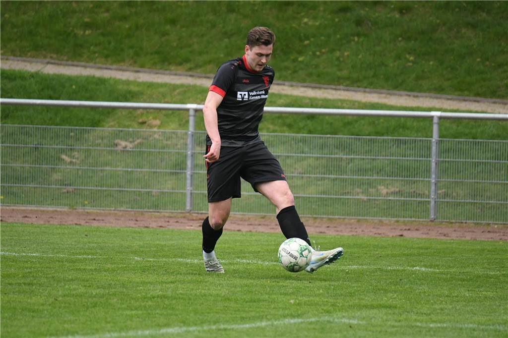 Werner SC holt wichtige Punkte: Youngster sorgt mit Tor für Schluss Jason Jäger mit Ball