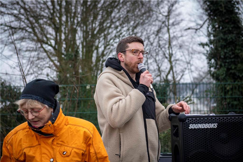 Weihnachtsbaumwerfen in Sythen: Gemeinschaft, Spaß und jede Menge Ehrgeiz Jasper Menze, Erster Vorsitzender der Leichtathletikabteilung des TuS Sythen, spricht ins Mikrofon.