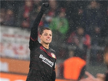 Javier Hernandez schoss Bayer Leverkusen mit zwei Treffern zum Sieg über Eintracht Frankfurt. Foto: Marius Becker