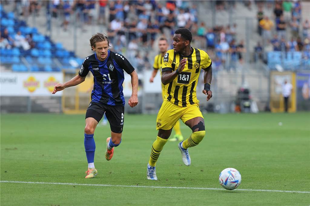 BVB-U23 kämpft mit vielen kleinen Problemen – Papadopoulos-Entscheidung naht Jayden Braaf im Zweikampf.