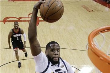 Jazz-Profi Royce O'Neale dunkt den Ball in Houston durch den Ring. Foto: Eric Christian Smith/AP
