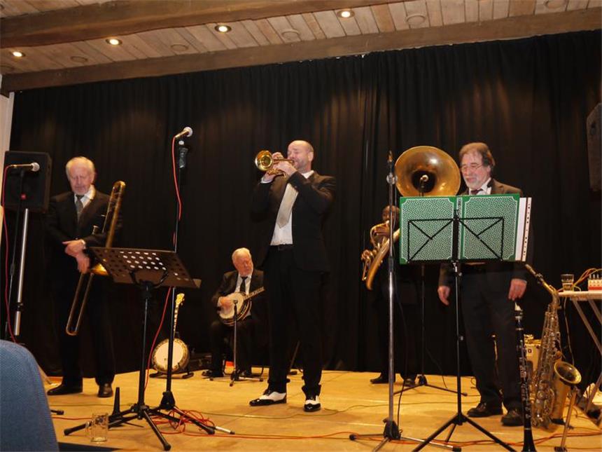So war das letzte "Jazzy Christmas" in Werne Jazzy Christmas mal anders: Mirko Kirschbaum (Mitte, Trompete) spielt mit den Hot Five.