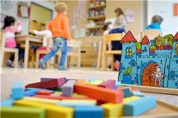 Je mehr Menschen drumherum, desto eher nutzen Kinder in der Trotzphase die Situation als Bühne für Aufmerksamkeit. Foto: Monika Skolimowska