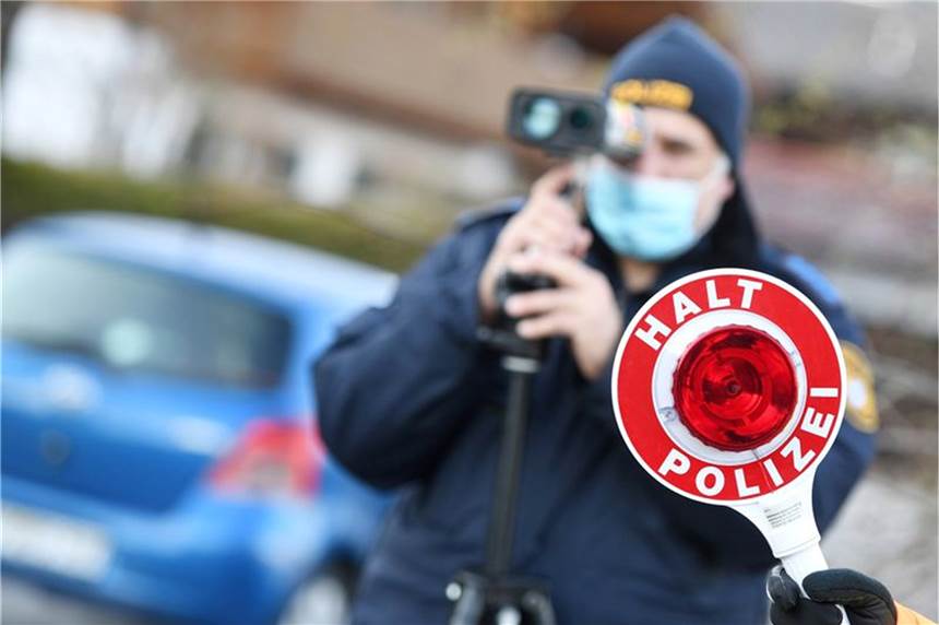 Für Raser und Falschparker wird’s bald deutlich teurer Je nach gemessener Geschwindigkeit kann sich das Bußgeld für zu schnelles Fahren verdoppeln.