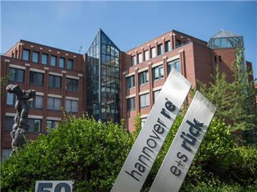 Je nach Höhe der Schäden könnte die Hannover Rück ihren geplanten Jahresgewinn von mehr als einer Milliarde Euro verfehlen, teilte der weltweit drittgrößte Rückversicherer mit. Foto: Silas Stein/dpa