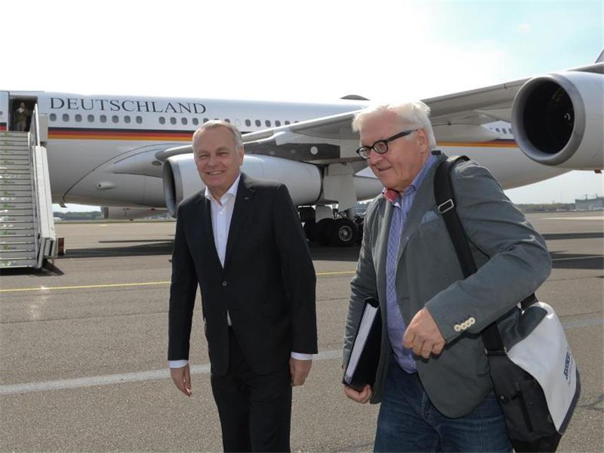 Berlin und Paris fordern von Mali mehr eigene Anstrengungen Jean-Marc Ayrault (l) und Frank-Walter Steinmeier vor dem Abflug nach Mali. Foto: Britta Pedersen