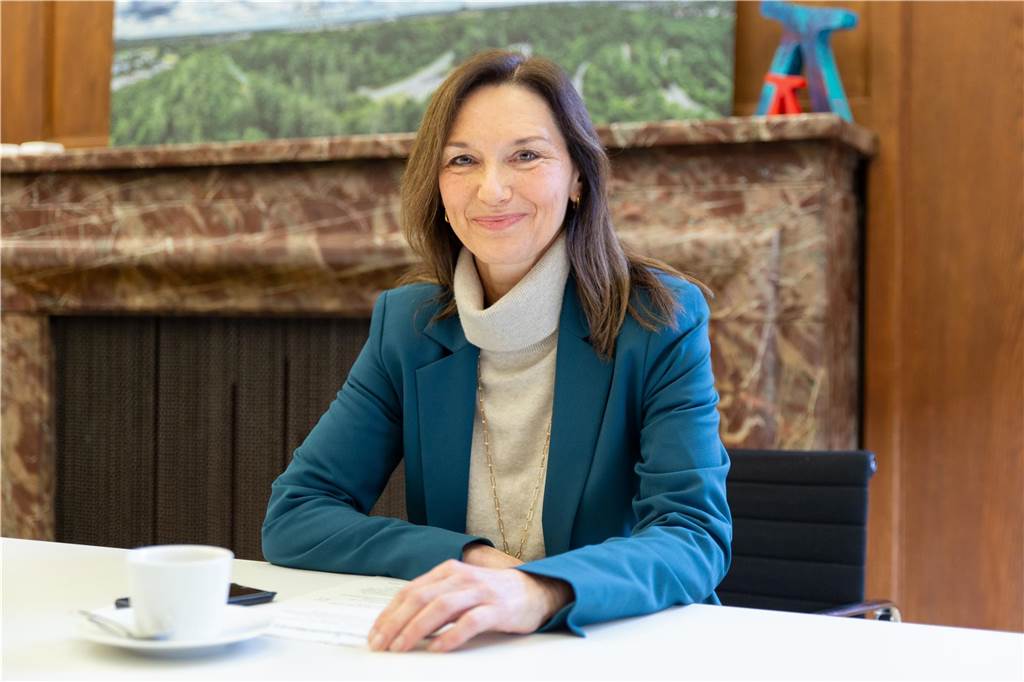 Reporterin wird Pressesprecherin: Jeanette Kuhn löst Andreas Pläsken ab Jeanette Kuhn sitzt am Tisch.