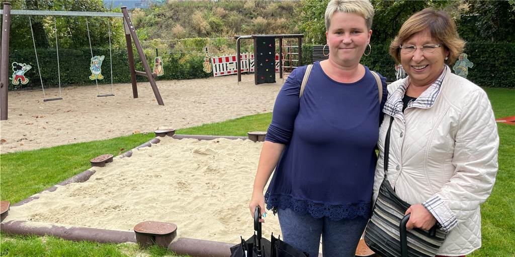 Spielplatz in Neuasseln hat jetzt ein richtiges Highlight Jeanette Pesch und Antoniette Schwabe stehen vor dem Spielplatz der Kleingartenanlage