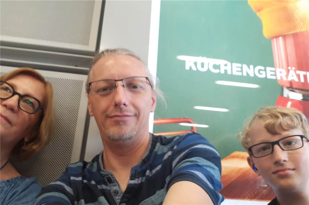 Chaos im Ferienflieger: Große Verspätung, Passagiere kollabieren - „Wurden im Unklaren gelassen“ Jeanette Sommer (links ) mit Lebensgefährte Stefan und Sohn Felix am Flughafen in Düsseldorf.
