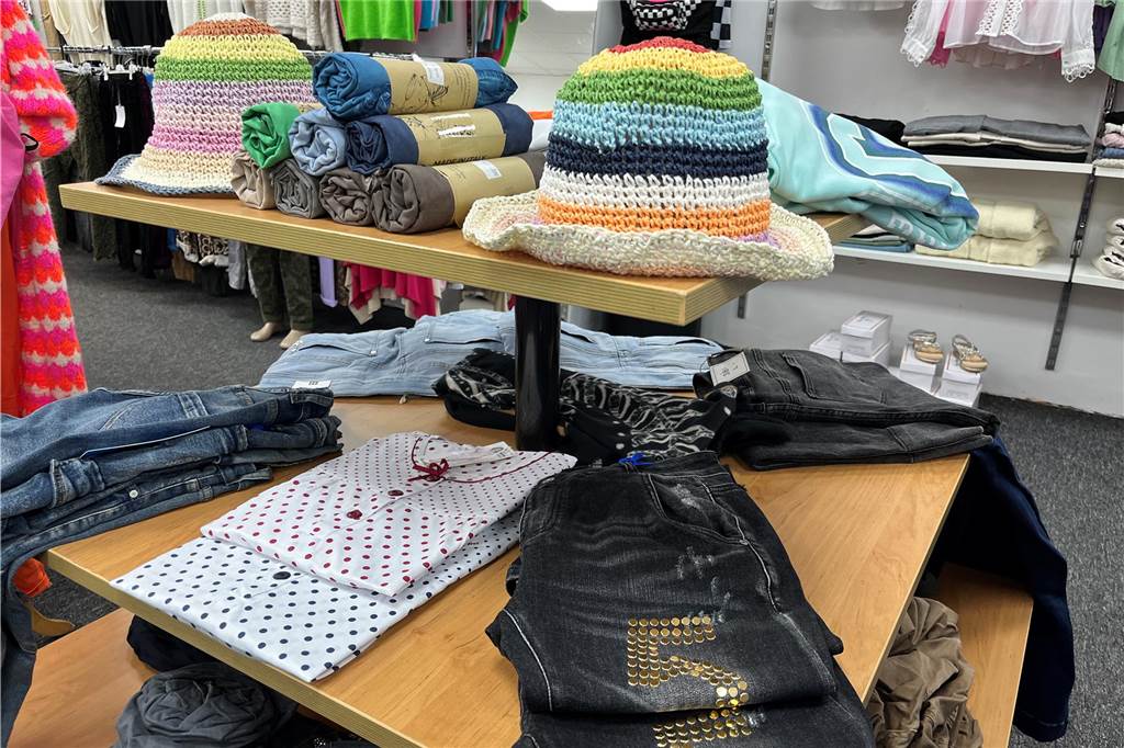 Jeans, Hüte und Accessoires finden sich im Ladenlokal.