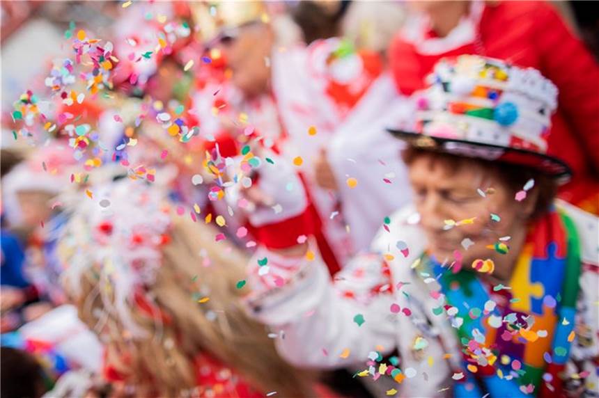 Kölner Karnevalisten sagen Rosenmontagszug im Stadion ab Jecken feiern auf dem Alter Markt an Weiberfastnacht die Eröffnung des Straßenkarnevals - trotz Corona und Krieg.