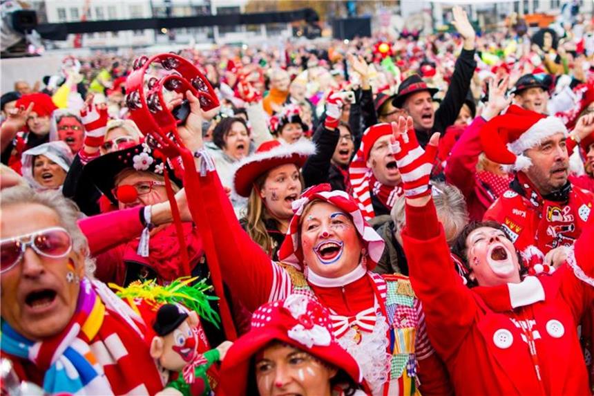 Karneval: Diskussion um Sauf-Exzesse und #MeToo Jecken feiern vor dem Dom in Köln den Beginn der Karnevalssession. Foto: Rolf Vennenbernd/Archiv