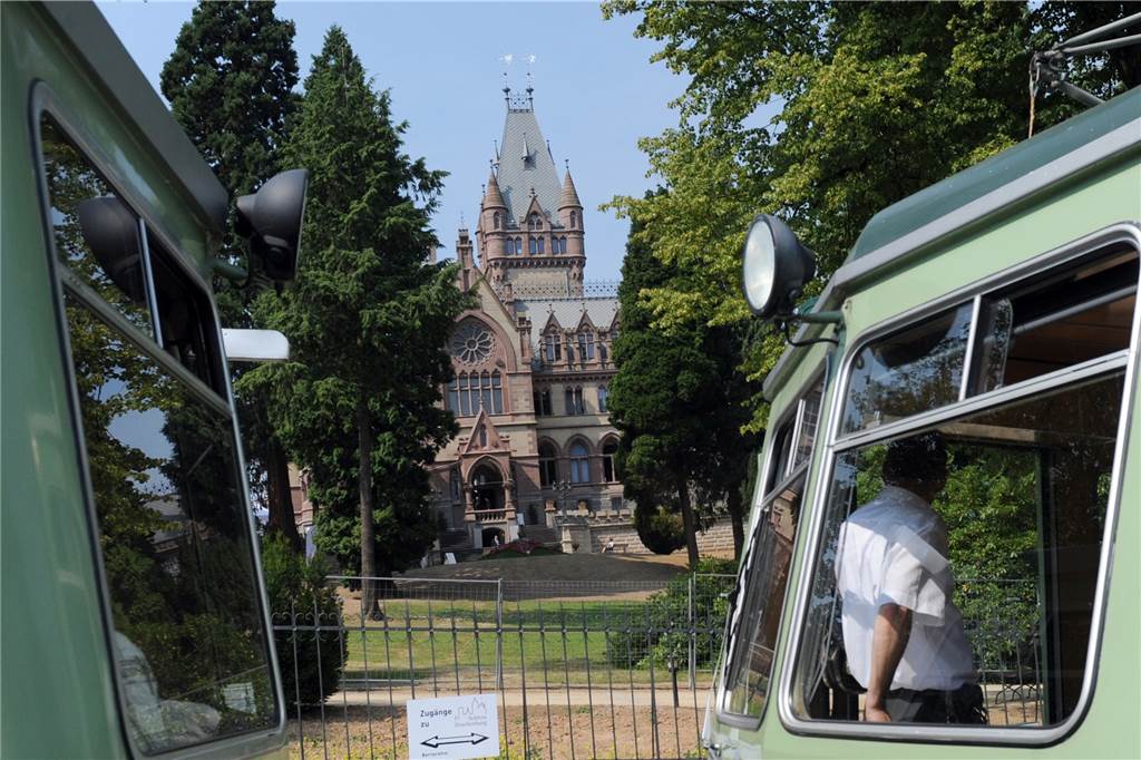 Königswinter: Auf Drachensuche mitten im Rheinland Jede halbe Stunde fährt die älteste Zahnradbahn Deutschlands auf und ab.