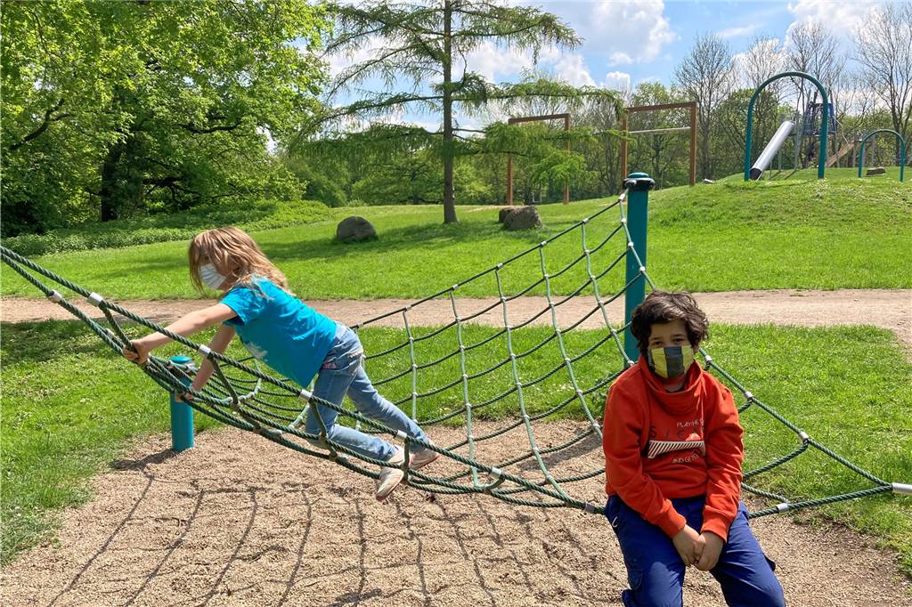 Riesige Spiel-Landschaft mit viel Grün, Wasser und Geschichte im Video-Check Jede Menge Klettermöglichkeiten gibt es in der Spielelandschaft.