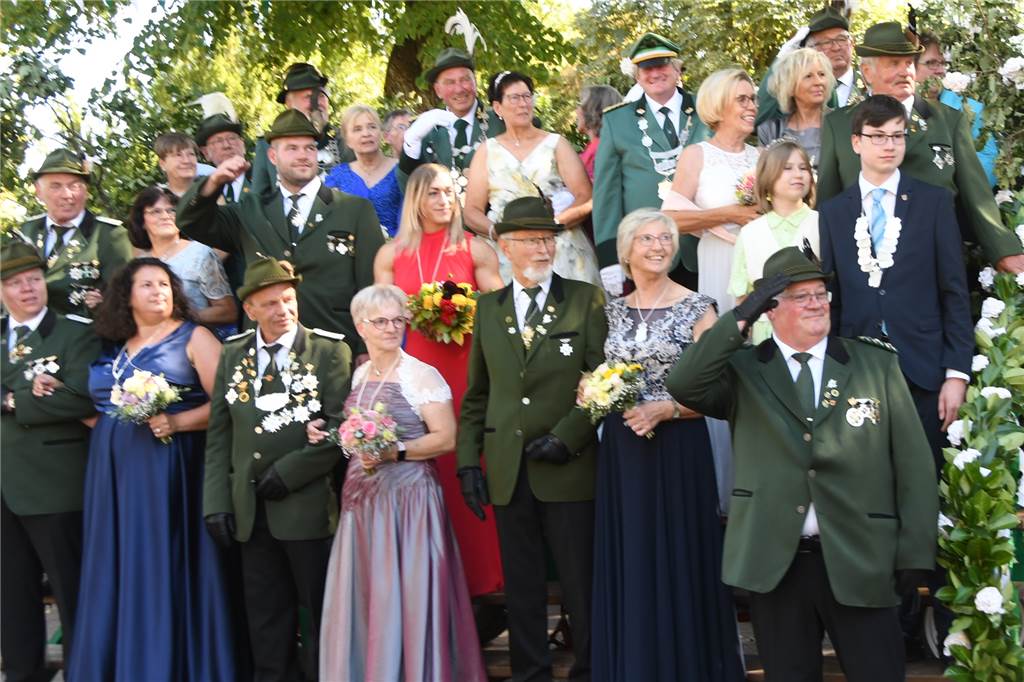 Schützenfest in Bork: Das Dorf ist bester Laune und auf den Beinen Jede Menge Königspaare gaben den Bürgerschützen aus Bork mit ihrem Vorsitzenden Heinz-Willi Quante an der Spitze die Ehre.