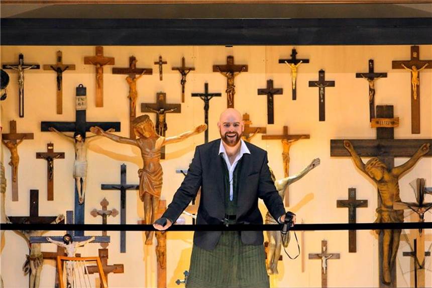 Bayreuther „Parsifal“ wird immer politischer Jede Menge Kreuze: Derek Welton als Klingsor im Bayreuther „Parifal“. Foto: Enrico Nawrath/Festspiele Bayreuth
