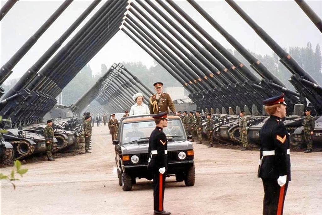 „Es war ein besonderer Tag“: Lorenz Ladage stand direkt neben der Queen Jede Menge Panzer wurden aufgefahren als die Queen die Napier-Kaserne besichtigte, erinnert sich Alt-Bürgermeister Lorenz Ladage.