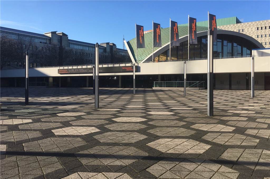 Neues Leben auf dem Platz der Alten Synagoge: Theatervorplatz wird zum Künstlermarkt Jede Menge Platz für Aktionen bietet der Platz der Alten Synagoge.