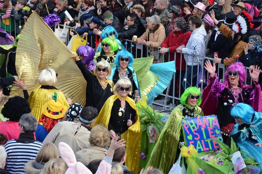 Jede Menge Selmer feierten beim Karnevalsumzug 2016 mit. 23 Fußgruppen, 20 Wagen und drei Kapellen liefen mit. Mit farbenprächtigen Kostümen und ordentlich Kamelle werfend.