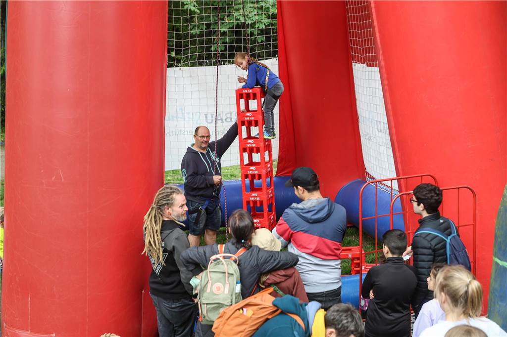 Jede Menge Spiel-Angebote wie dieser Kletter-Turm aus Cola-Kisten gab es auf dem Westparkfest.