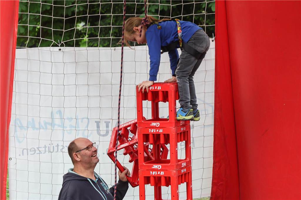Jede Menge Spiel-Angebote wie dieser Kletter-Turm aus Cola-Kisten gab es auf dem Westparkfest.