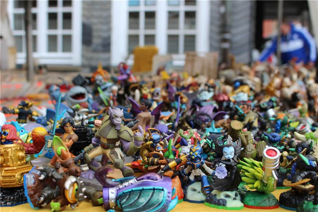 Spielzeugfiguren liegen auf einer Decke beim Familienflohmarkt in Werne.