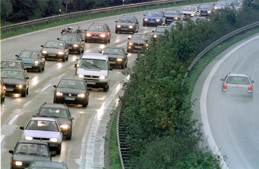 Volle Straßen überall - 15 Kilometer Stau auf der A1 Jede Menge Staus gibt es derzeit auf den Autobahnen der Region.