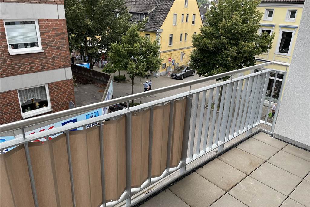 Jede Wohnung hat einen Balkon, von hier erkennt man, wie nah die Geschäfte, die Bäckerei oder der Friseur ist.