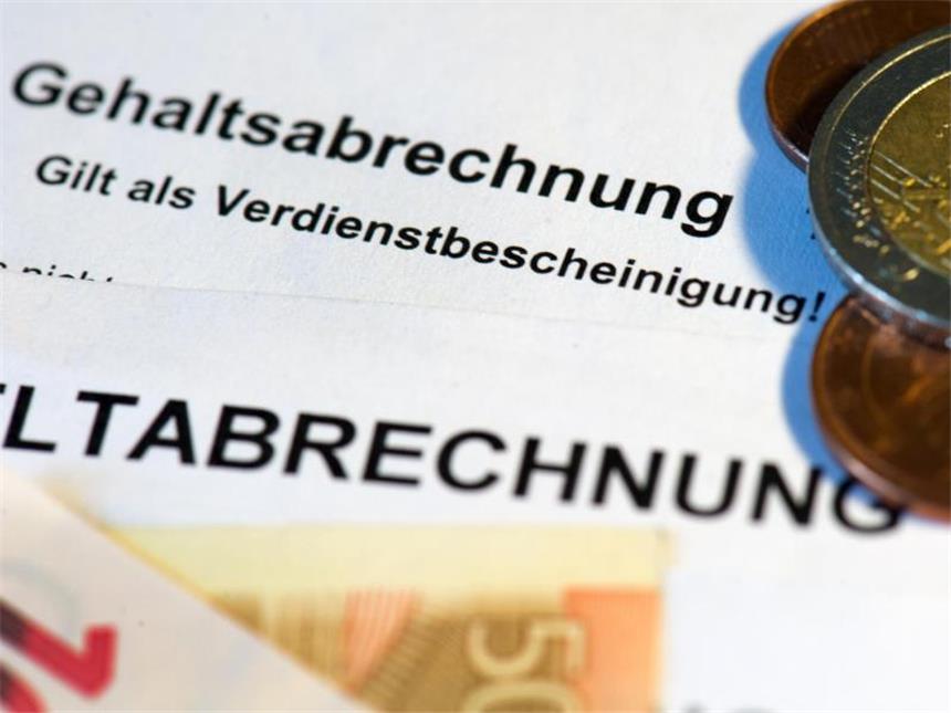 Frauen sind mit Gehältern und Familienförderung unzufrieden Jede zweite Frau in Deutschland ist mit ihrem Gehalt unzufrieden. Foto: Arno Burgi