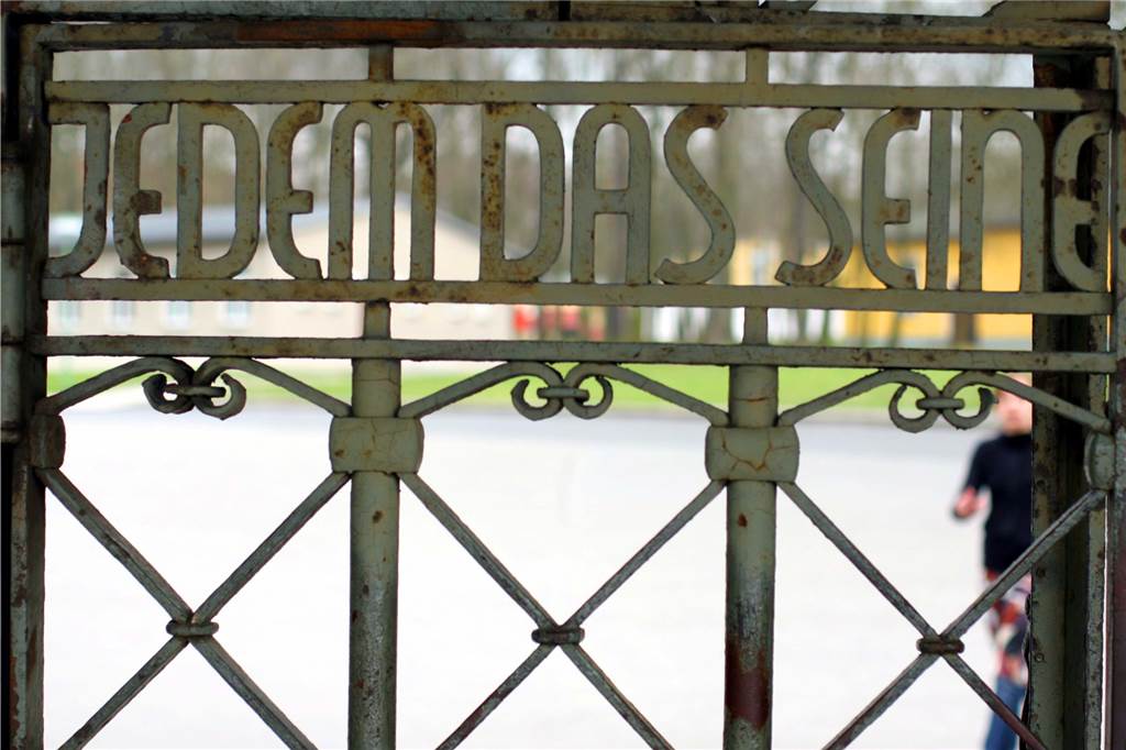 Holocaust-Gedenkbahn startet am 27. Januar in Dorstfeld „Jedem das Seine": Eiserne Inschrift am Tor des Konzentrationslagers Buchenwald.