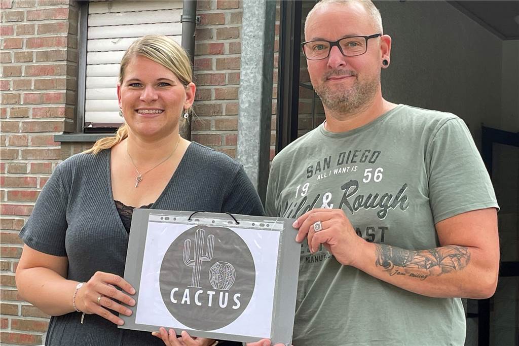 Menschen mit Essstörung in Werne ernten viel Unverständnis: „Iss weniger!“ Marco Lösch und Friederike Solfrian-Witteler halten das Symbol für die Selbsthilfegruppe Cactus in den Händen.