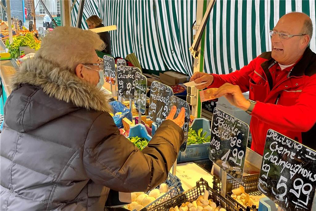 Jeden Dienstag und Freitag ist Wochenmarkt angesagt. Dann gibt's unter anderem frisches Gemüse, Obst und Blumen zu kaufen.
