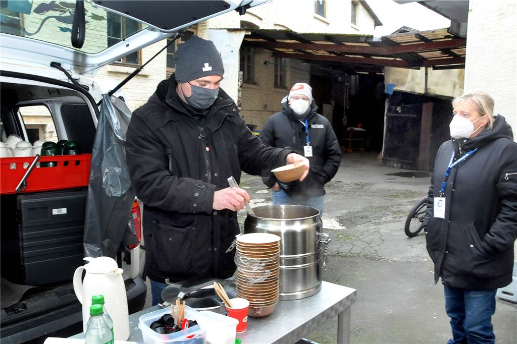 Pommesbude wird in Corona-Zeiten zum Treffpunkt: Zum Essen in den Hof Jeden Freitag verteilt der Freischütz im Hof der Snackeria ein „Schöpfgericht" an die Menschen aus dem Stadtpark. Zuletzt servierte Claudio Marzolla, Betriebsleiter des Spaten-Gartens der Muto-Heimatgastronomie, warme Gulaschsuppe. Auch Kaffee und Kakao waren begehrt.