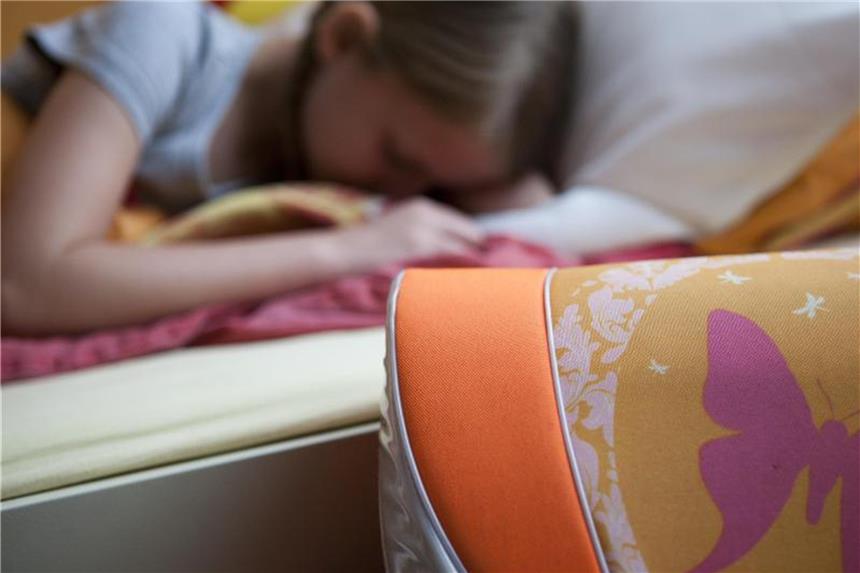 So werden Schulkinder besser mit frühem Aufstehen fertig Jeden Morgen früh aufzustehen, ist für viele Schüler eine Qual. Der persönliche Chronotyp - also Lerche oder Eule - ist aber genetisch festgelegt und lässt sich nicht einfach ändern. Foto: Silvia Marks/dpa-tmn