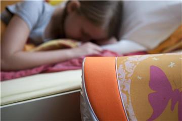 Jeden Morgen früh aufzustehen, ist für viele Schüler eine Qual. Der persönliche Chronotyp - also Lerche oder Eule - ist aber genetisch festgelegt und lässt sich nicht einfach ändern. Foto: Silvia Marks/dpa-tmn