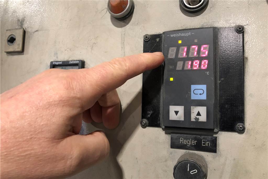 Vier-Tage-Woche: Firma will Energie sparen und attraktiver werden Jeden Morgen muss der große Ofen auf 190 Grad aufgeheizt werden. Das verbraucht jede Menge Erdgas.