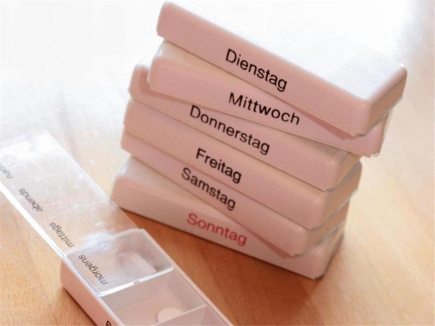 Rituale und Komplizen - So bleiben Patienten der Therapie treu Jeden Tag aufs Neue: Ein fester Rhythmus kann helfen, Medikamente regelmäßig einzunehmen. Foto: Mascha Brichta