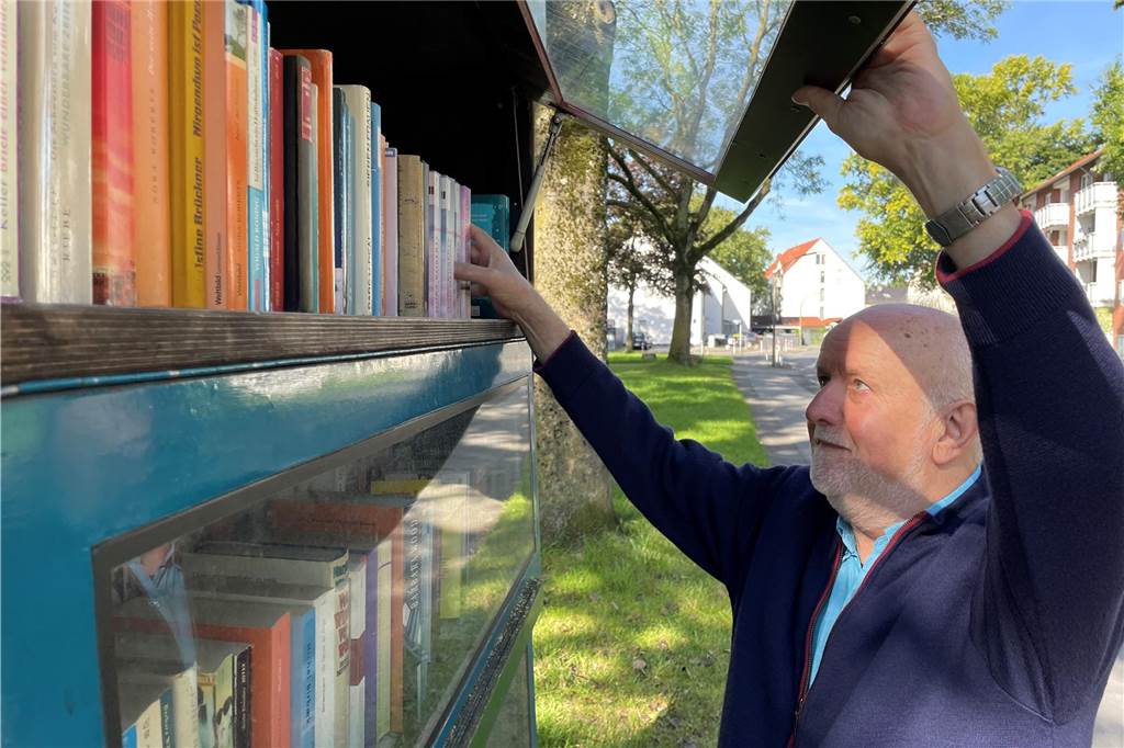Walter Heinrich sucht dringend einen Nachfolger für „seinen“ Bücherschrank Walter Heinrich am Bücherschrank in der Jungferntalstraße