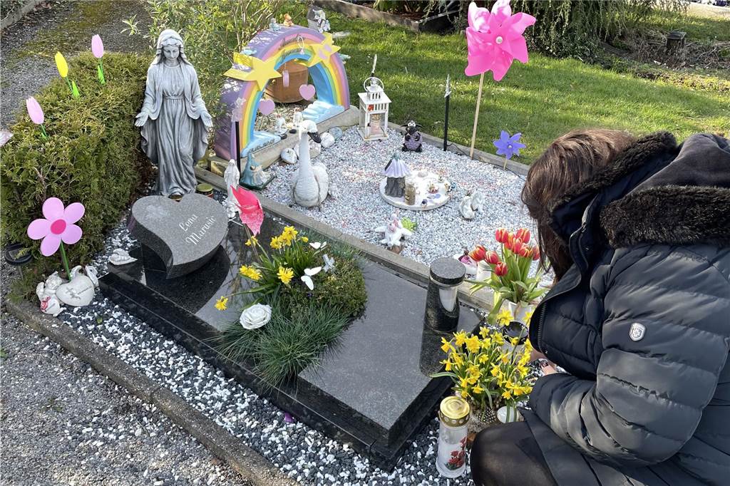 Mutter appelliert an Grabschänder: „Geht mit den Toten respektvoll um“ Jeden Tag besucht die 42-jährige Dortmunderin das Grab ihrer Tochter, die nach 40 Schwangerschaftswochen tot auf die Welt kam.